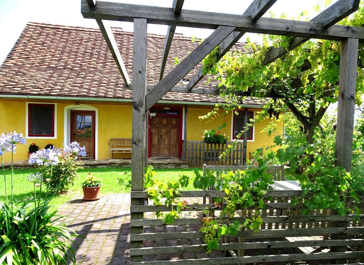 Landlust-Ferienhaus Am Rosenhof Хартберг Экстерьер фото
